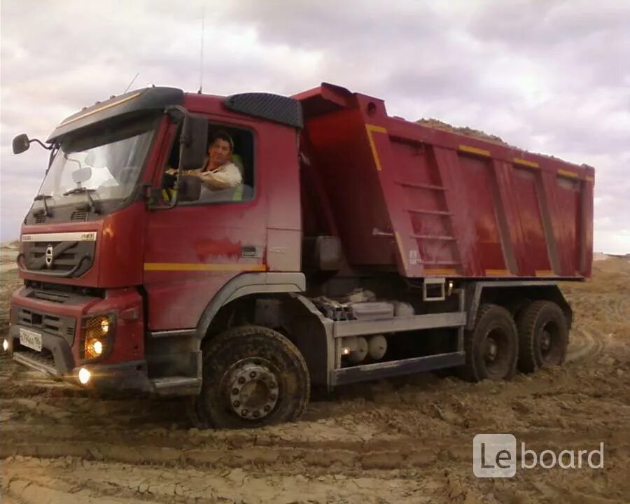 Работа водитель самосвала проживание питание. Водитель самосвала. Самосвал вахта. Водитель самосвала Вольво. Самосвалы КАМАЗ на вахте.