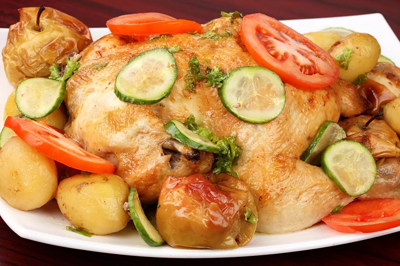 Овощи с куриной. Курица с овощами. Жареная курица с овощами. Курочка с овощами. Запеченная курица с картошкой.