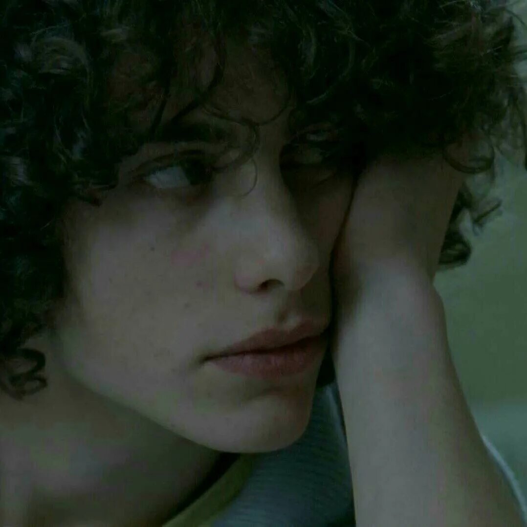 Фильм с мальчиком с кудрявыми волосами. Lp "lost on you". Элита актёры хорхе. Кудрявый парень клип. Кудрявый парень клип.