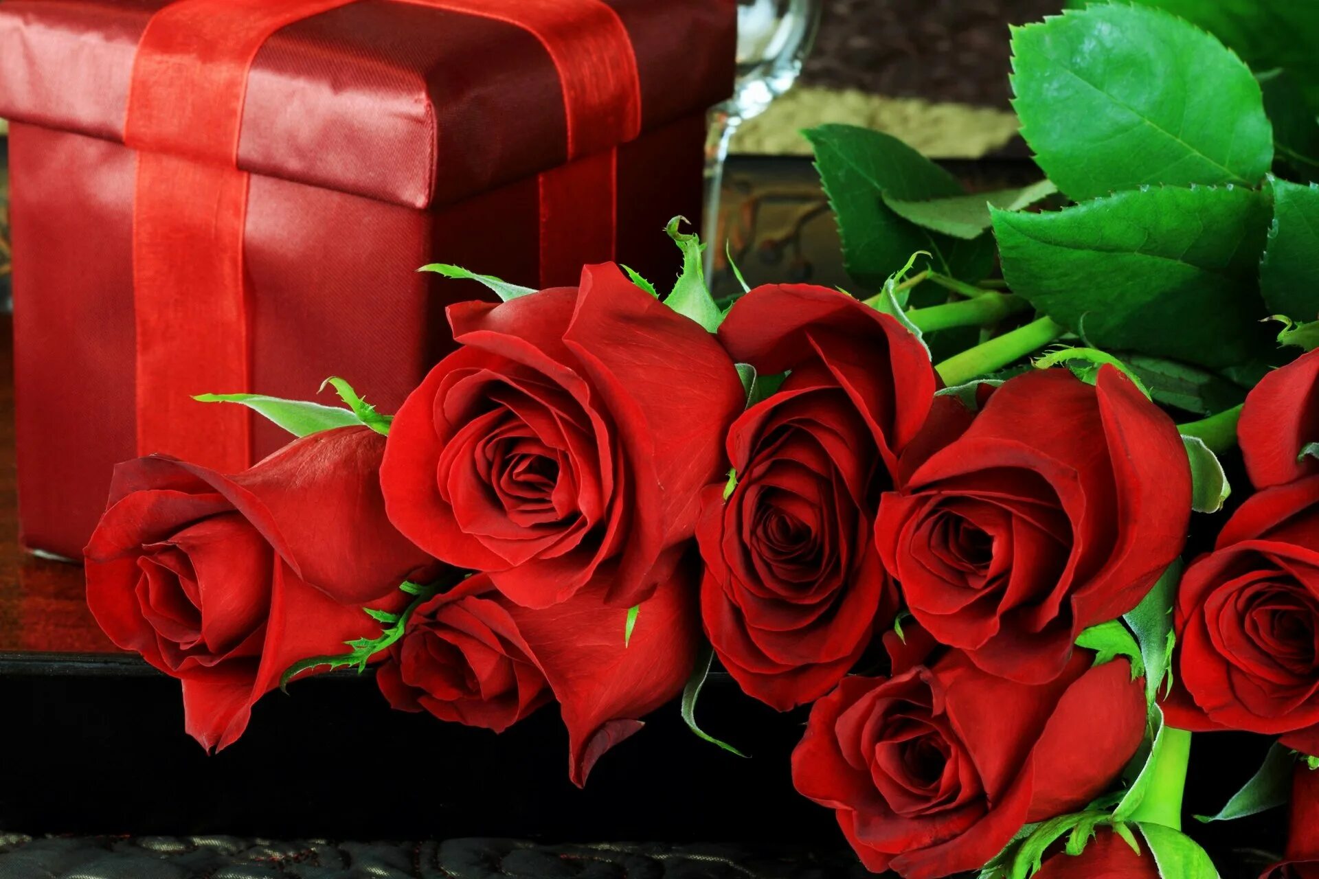 Цветы розы красные. Красные розы. Красивый букет роз. Розы в подарок.