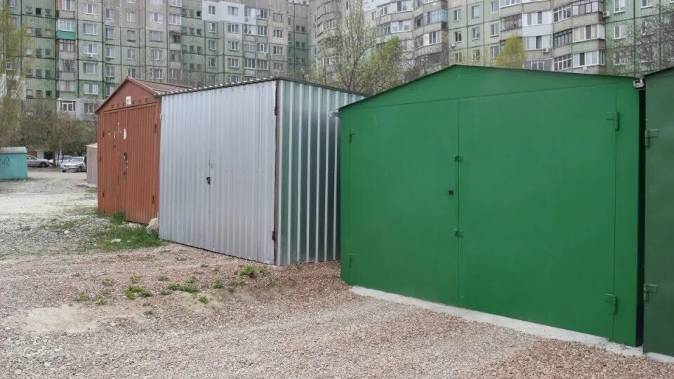 Прилегающая территория гаража. Сломанный гараж придомовой. Озеленение въездной группы. Дом из металлического гаража. Благоустройство перед домом.