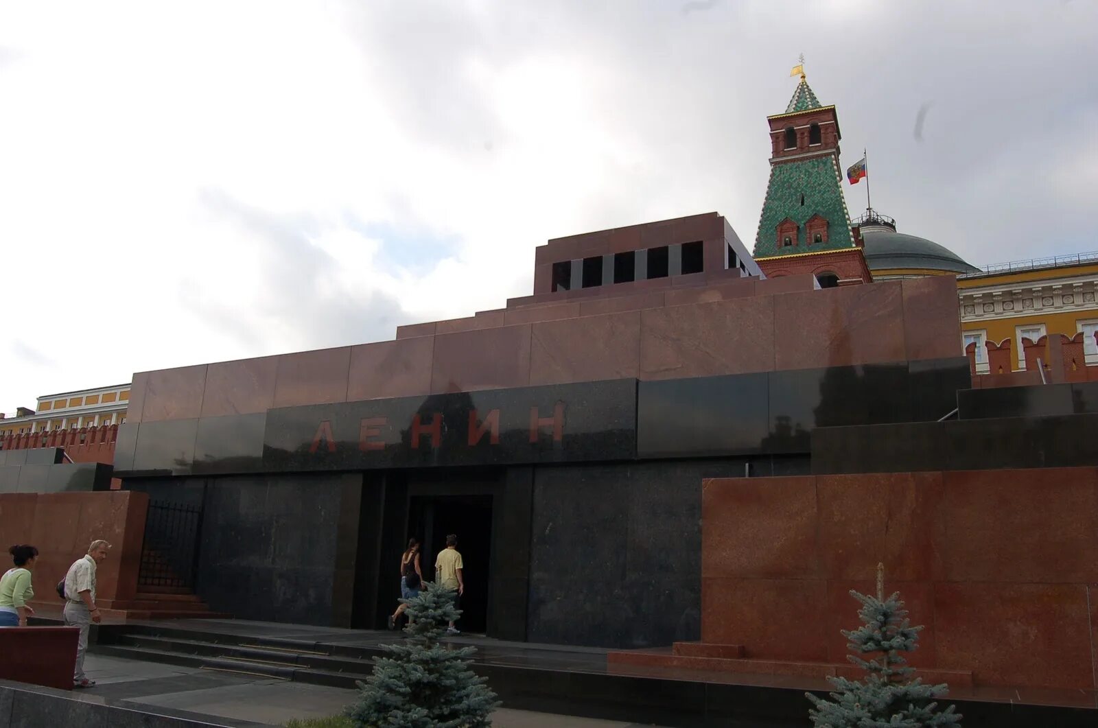 Мавзолей адлер. Мавзолей ленина престол сатаны. балкон мавзолея ленина. малиновый кварцит мавзолей ленина. агостиньо нето мавзолей.