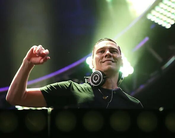 Tiesto moguai explode. Пупочный катышек диджея тиесто. тиесто барабанщики. dj tiesto выступление в 2007 году. тиесто в молодости.