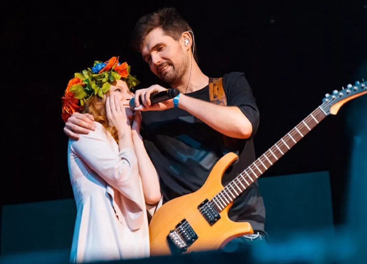 Нойз и монеточка живи без остатка. Нойз с женой 2021. Noize mc и монеточка. Noize mc живи без остатка. Нойз концерт 2022.