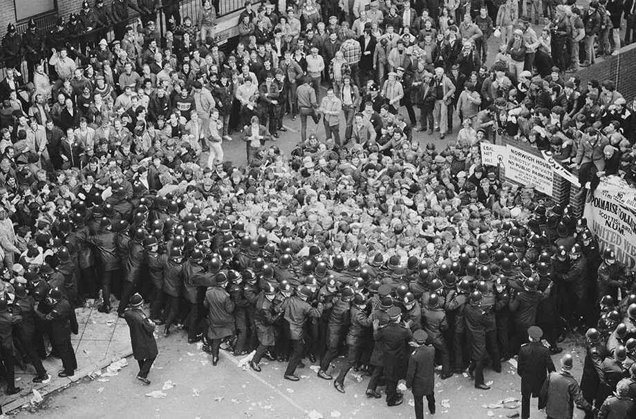 Девушка эмоции. Всеобщая сильная. Личностный кризис. Психологический кризис картинки. Всеобщая сильная.