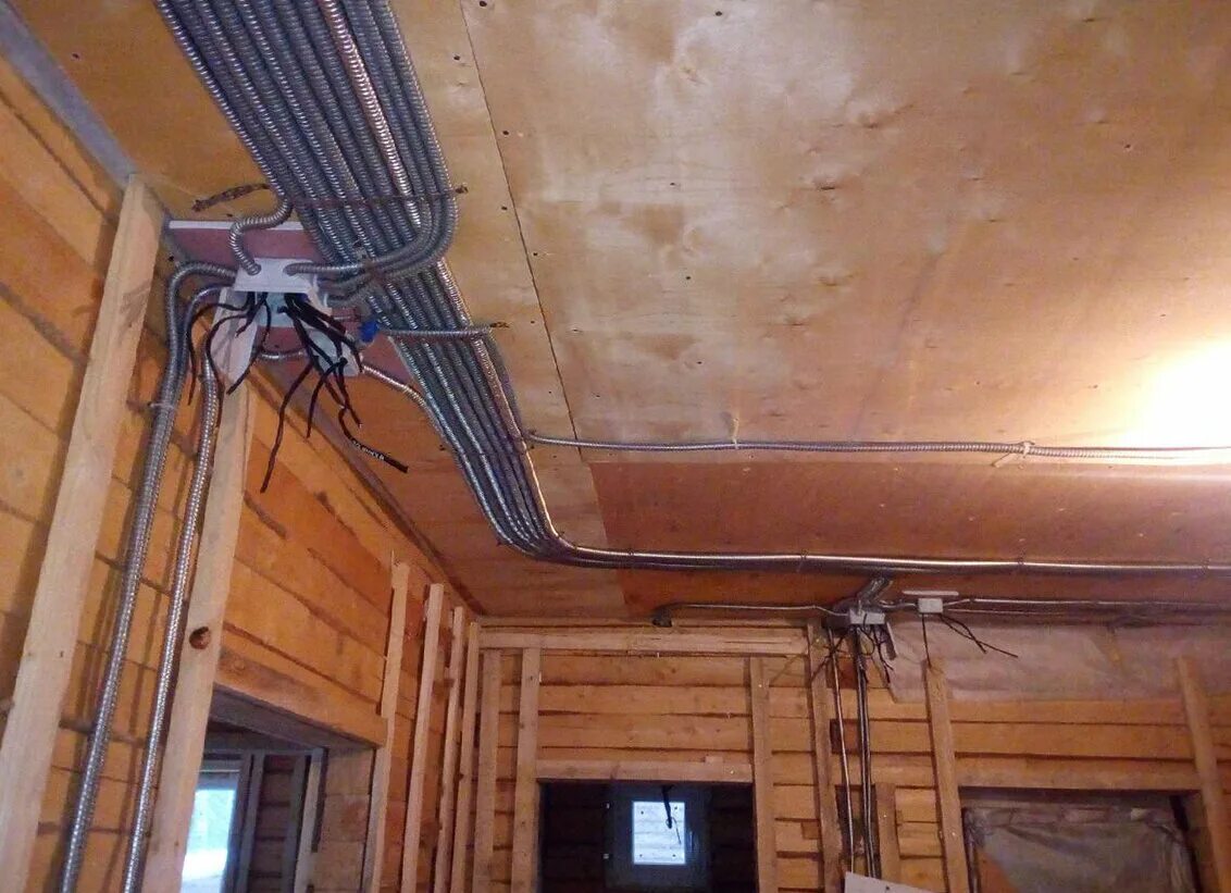 электропроводка в частном доме. дизайнерская электрика в коттедже. электрик частный дом область. дом электрики. монтаж электропроводки в частном доме.