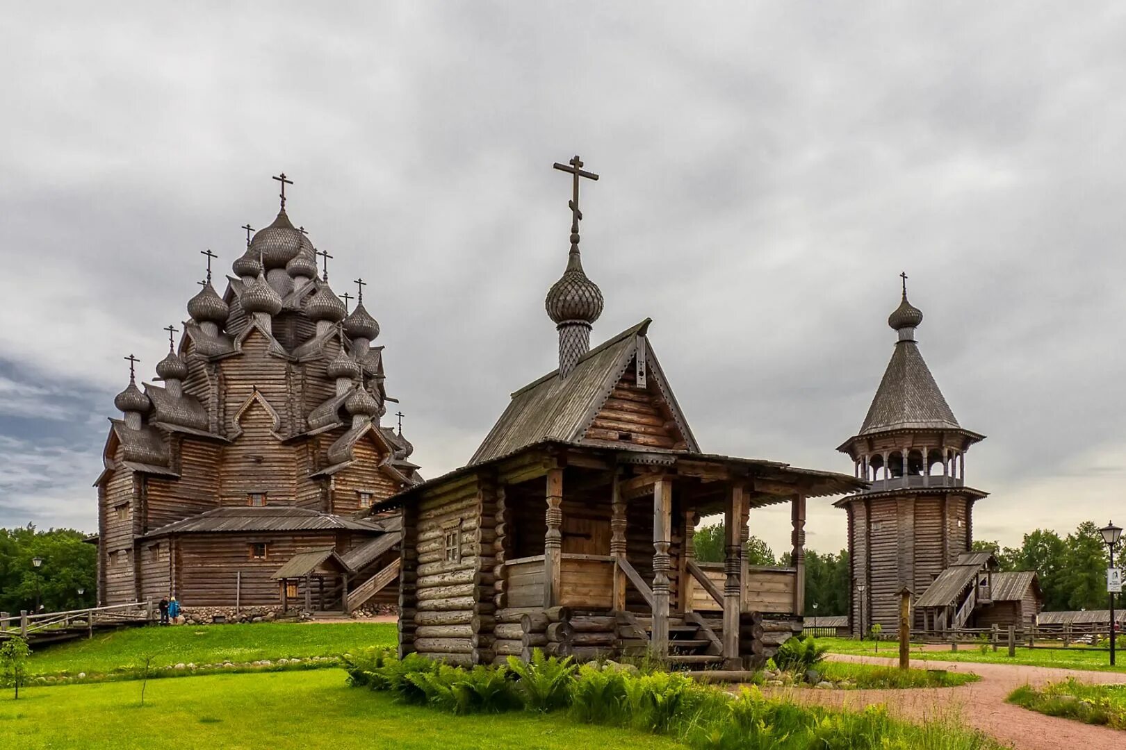 Деревни северо запад россии. Парковый комплекс усадьба Богословка. Этнопарк усадьба Богословка Ленинградская область. Петербургские Кижи усадьба Богословка.