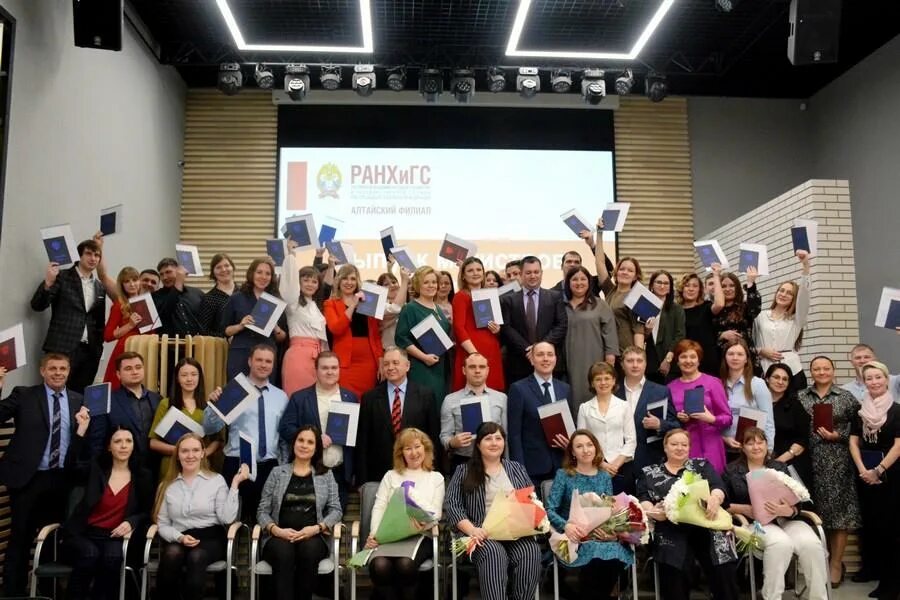 Выпускники ранхигс. Выпуск магистров ранхигс. Мантия выпускника мгу. Вручение красных дипломов ранхигс. Вшку ранхигс.