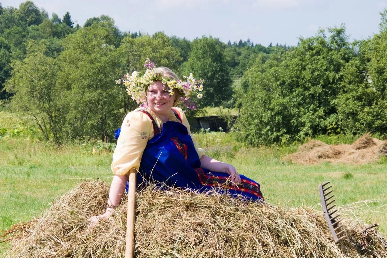 Баба на сенокосе. Праздник сенокоса в Мураново 2022. Женщина на сенокосе. Девушки на сенокосе. Фотосессия на сенокосе.