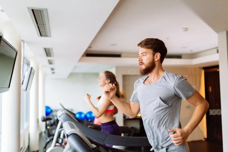 Беговая дорожка technogym. Девушка кардиотренировка. Девушка в тренажерном зале. Женщина на беговой дорожке. Бежит на беговой дорожке.
