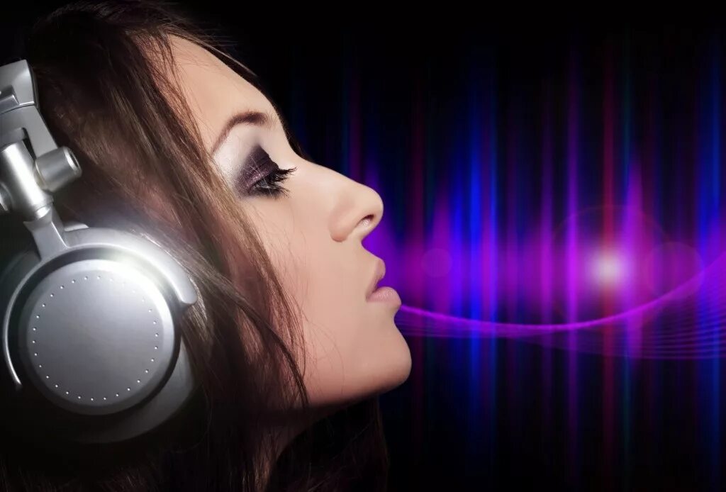 Человек в наушниках. Наушники для прослушивания. Очень крутые звуки. Очень крутые звуки. Девушка диджей в наушниках.