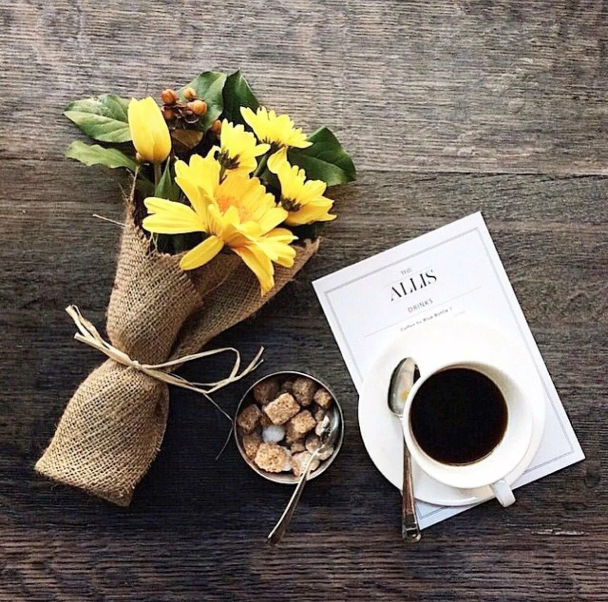 Пожелания хорошего дня стильные. Стильные пожелания с добрым утром. Кофе и цветы. Хорошего дня с пожеланиями стильные. Стильные открытки с добрым утром.