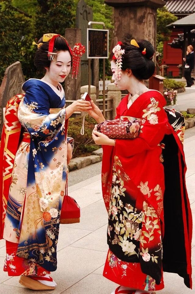 Ролики японских жен. Кимоно гейши. Гейши в Японии кимоно. Японское кимоно гейши. Кимоно японское женское традиционное гейши.