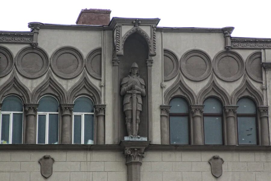 Рыцари доходный дом филатовой на арбате. Арбат 35 рыцарь. Улица арбат дом 35. Дом актёра на арбате. Дом с рыцарями на арбате.