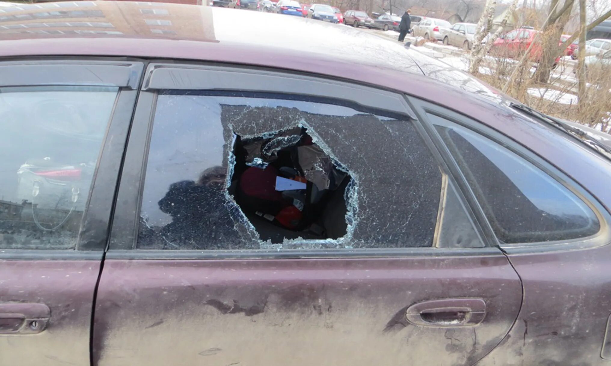 Разбиты окна машин. Разбитое стекло автомобиля. Разбито стекло машины. Разбил окно в машине. Разбитое автомобильное стекло.