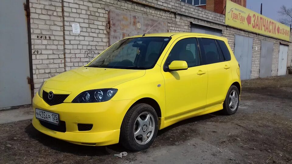 Купить мазду демио в новосибирске. Мазда Демио 2003 желтая. Mazda Demio 2002. Мазда Демио 2002 желтая. Цвет Mazda Demio 4f.