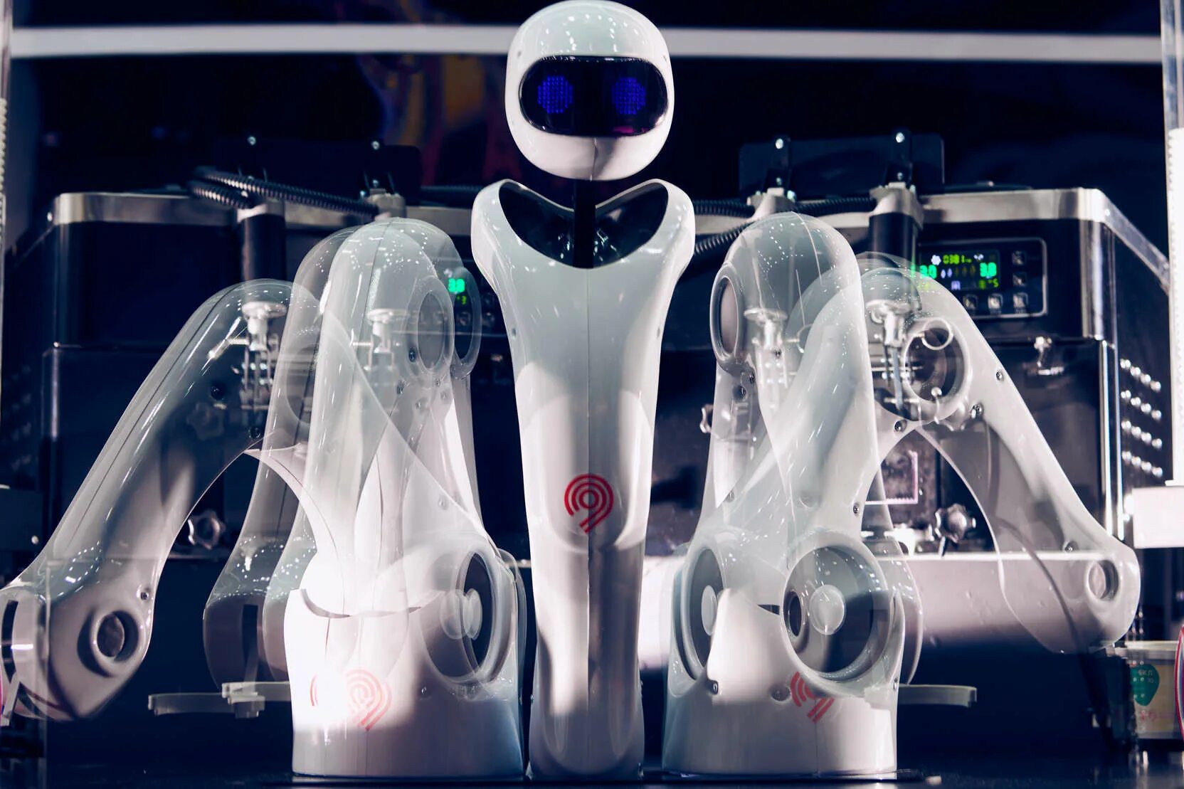 Робототехника и сенсорика. Рука робота. Робототехника в промышленности. Заводской робот рука. Высокие технологии.