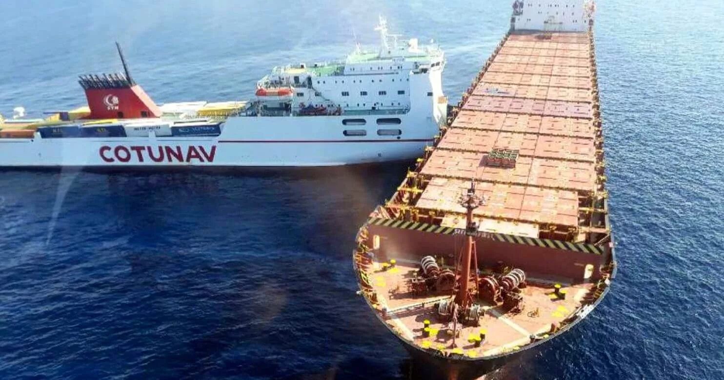 Столкновение морских судов. Столкновение судов в море. Столкновение судов в море. Аварии речных и морских грузовых судов. «аварии и катастрофы кораблей», «судостроение», 1977.