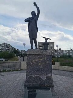 Памятник ждущей женщине