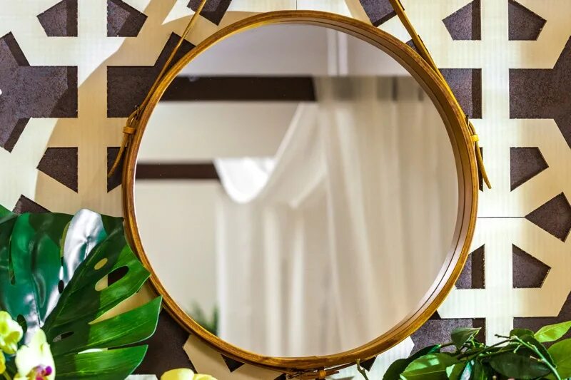 Зеркало официального сайта. Зеркало Континент Ритц d 650. Кожаная рамка для зеркала. Рамка для зеркала из кожи. Круглое зеркало в кожаной раме.