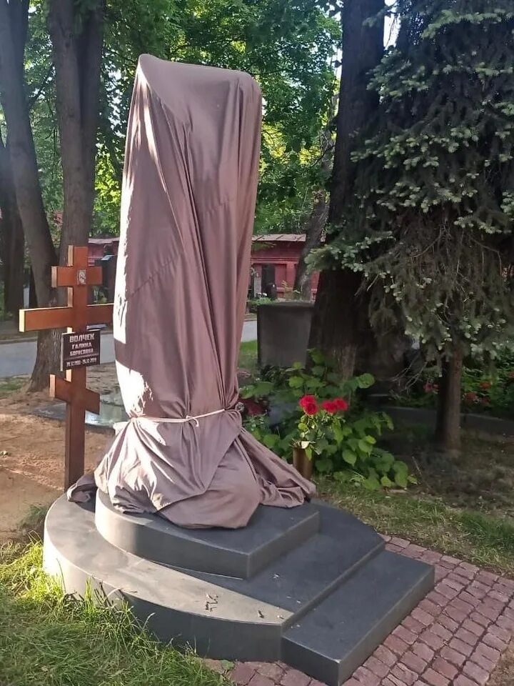 Памятник волчек фото галине на новодевичьем Агентство городских новостей "Москва" Фотобанк