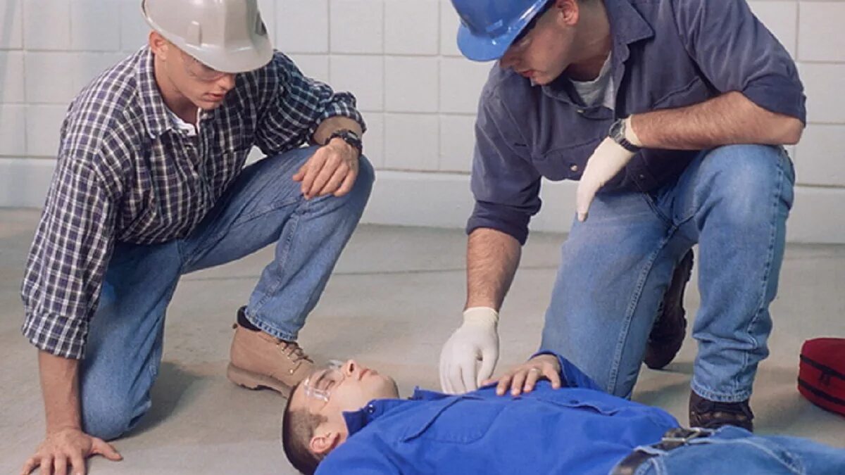 Пьяный монтажник. Профессиональные забол. Слесарь-сантехник. Профессия автомеханик. Сантехник в процессе работы.