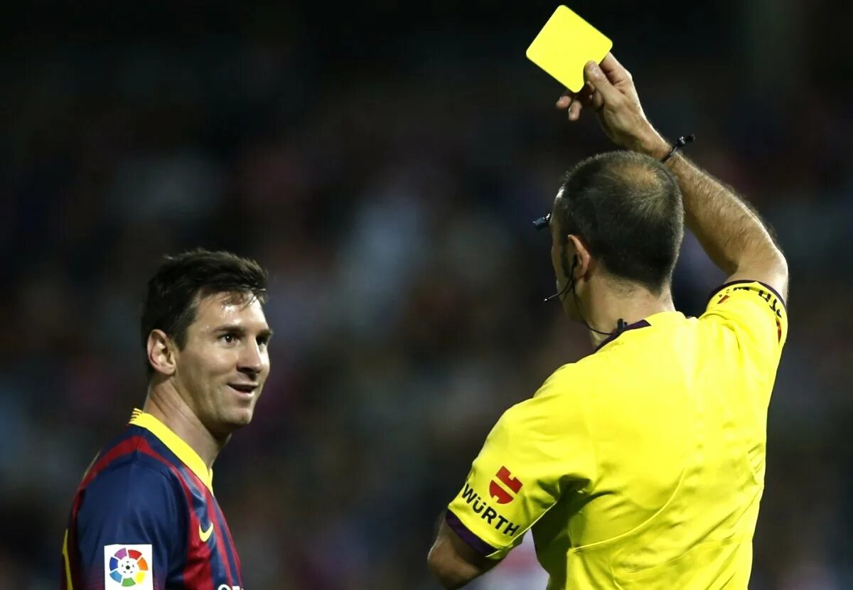 Желтая карточка в футболе. Карточки в футболе. За что дают желтую карточку в футболе. Желтая карточка в футболе. За что в футболе желтаякартоска.