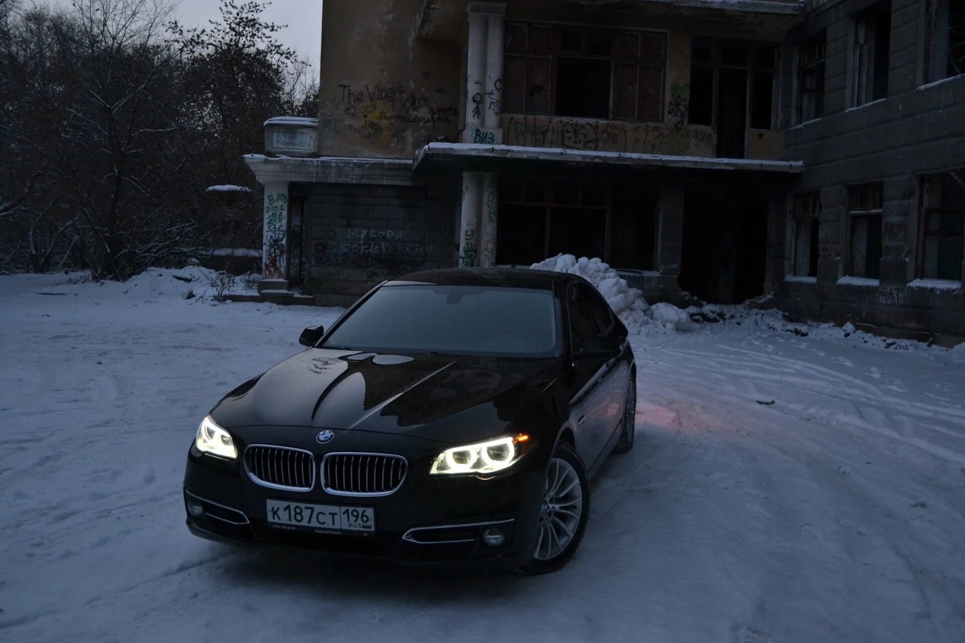БМВ f10 черная тонированная. BMW f10 черный зима. БМВ 5 черная тонированная. BMW f01 бункер. Песня бмв с тонировкой мальчик прыгай