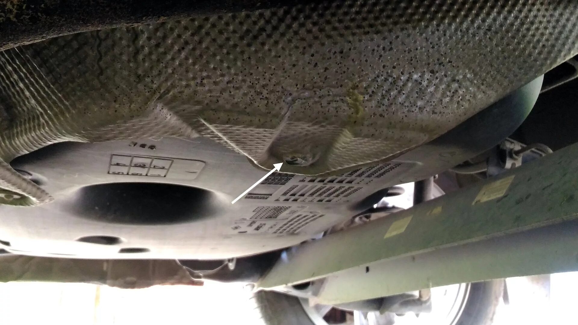 Термоэкран глушителя. Тепловой экран глушителя форд фокус 2. термоэкран глушителя форд фокус 3. ford focus 3 универсал тепловой экран на глушитель. тепловой экран глушителя ваз.