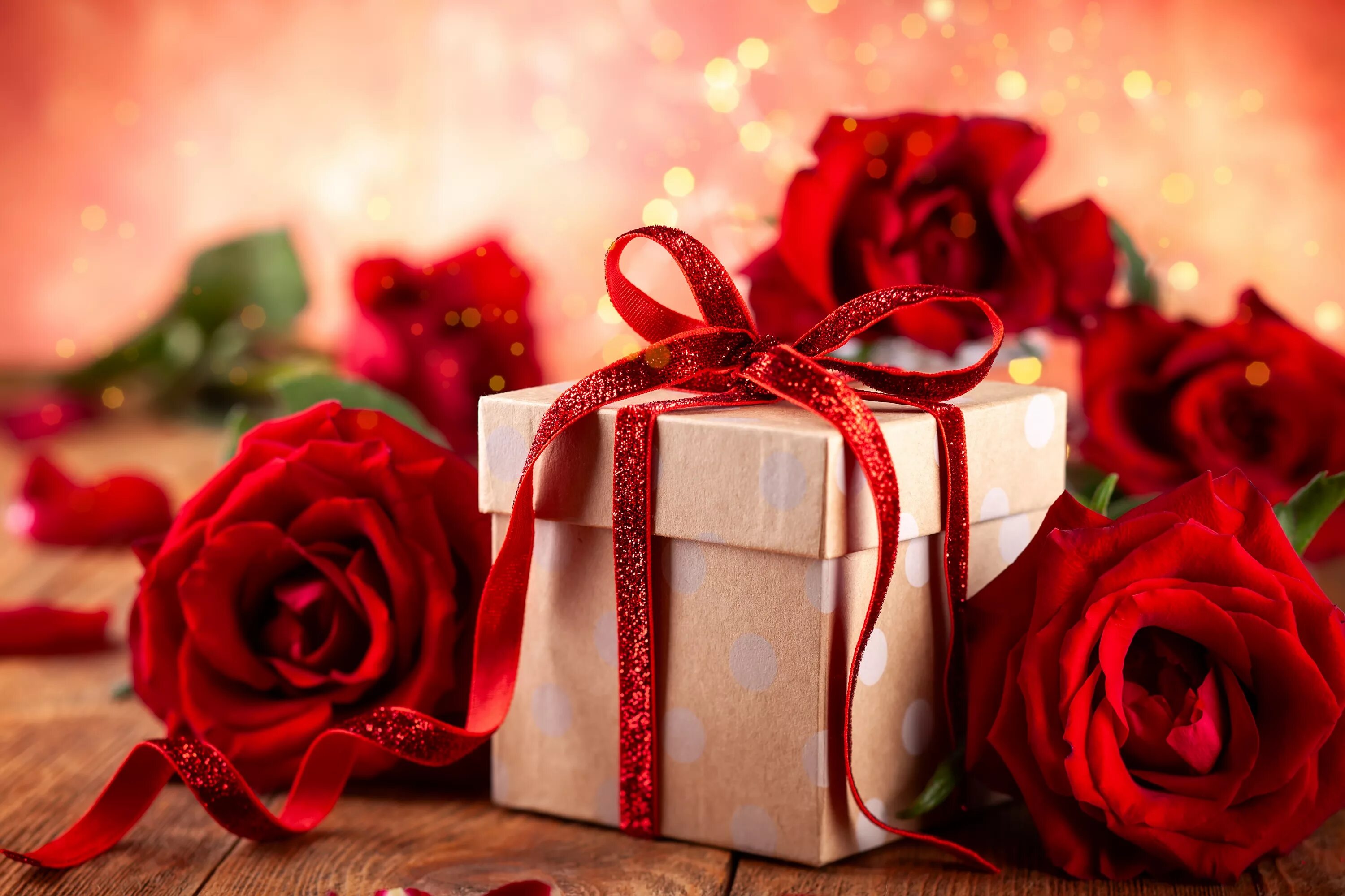 Цветы в подарок. Красивые подарки. Красивые цветы в подарок. Розы подарок.