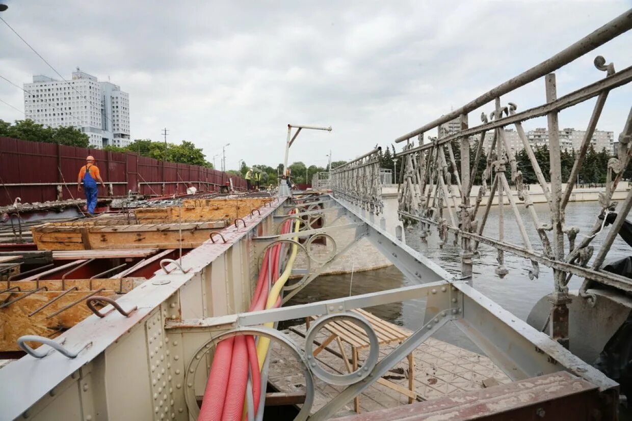 Расширяют мост. Деревянный мост Калининград. Разводной пролет наплавного моста. Опоры наплавного моста. Реконструкция расширение мостов.