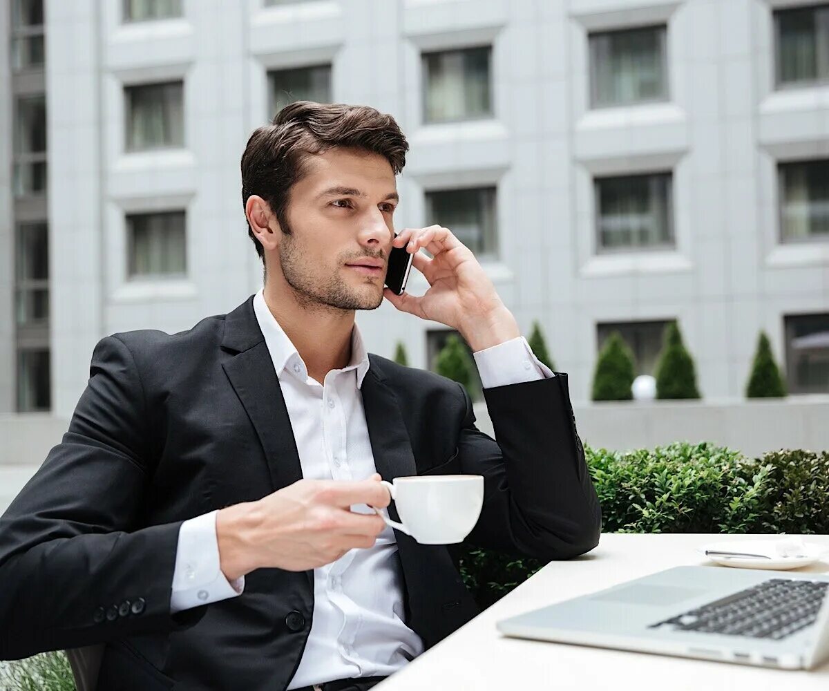 человек когда разговаривает по телефону ходит