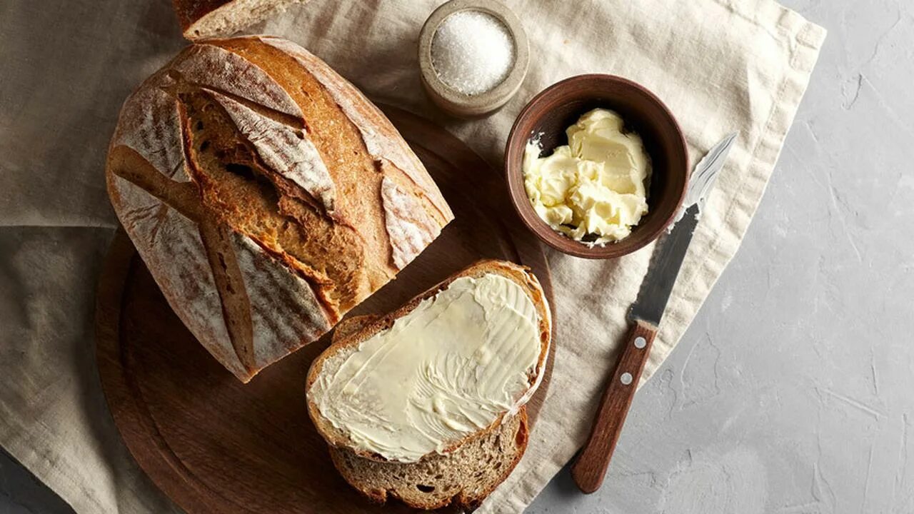 Черный хлеб с маслом. Булка с маслом. Бутерброд с маслом. Масло сливочное с черным хлебом. Черный хлеб с маслом.