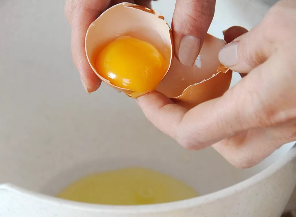 The strongest egg yolk. Яичный желток. Яичные товары. Сырое яйцо. Желток из яйца.