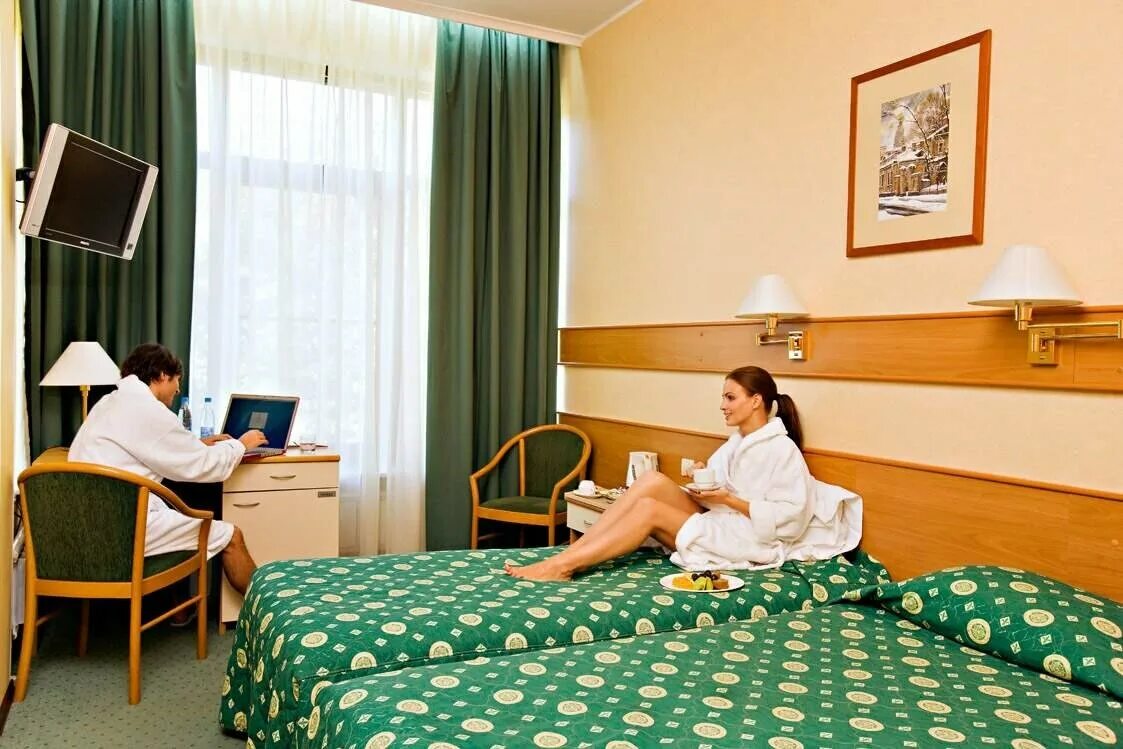 проживание в москве девушками. проживание в москве девушками. проживание в москве девушками. фотосессия на крыше. проживание в москве девушками.