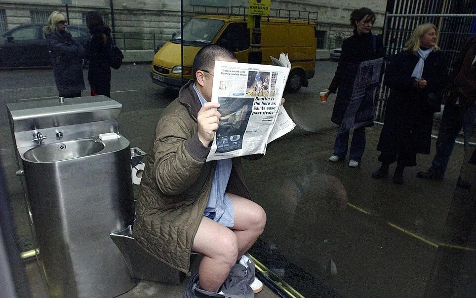 Сходить в туалет в общественном месте. Открытые писсуары в европе. женский открытый туалет. открытые уличные писсуары для женщин. mirror public memory.