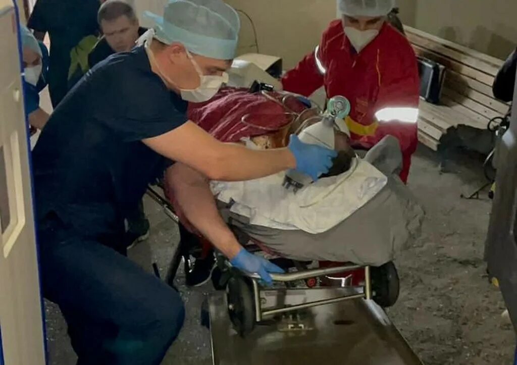 Пострадавшая была доставлена в больницу. Человек в больнице с отравлением. Вызвать скорую. Врач женщина фото. Рассказ про врача который не знал о медицине ничего.