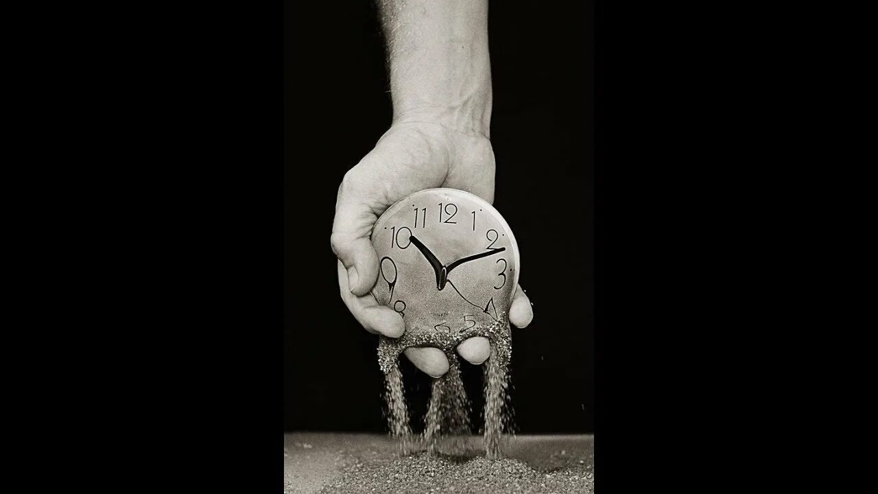Pass the time. Time is passing. скульптура time is passing. время 4k. time is passing by.
