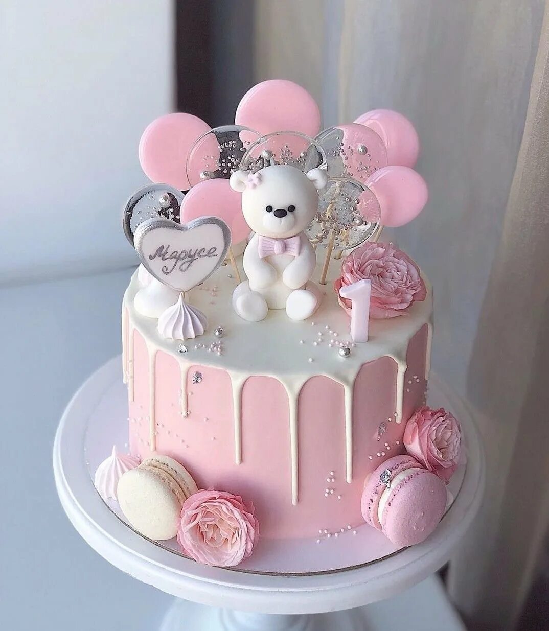 На год красивый торт девочке. Детский розовый торт. Торт на годик девочке. Нежные детские торты. Торт с нежными фигурками.