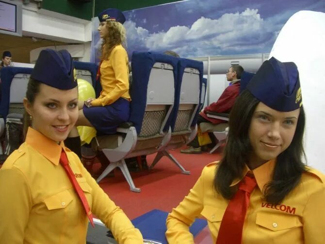 Форма украинских стюардесс. Стюардесса с длинными волосами. Учебные заведения для стюардесс. Девичник в стиле стюардессы. Стюардесса можно после 9