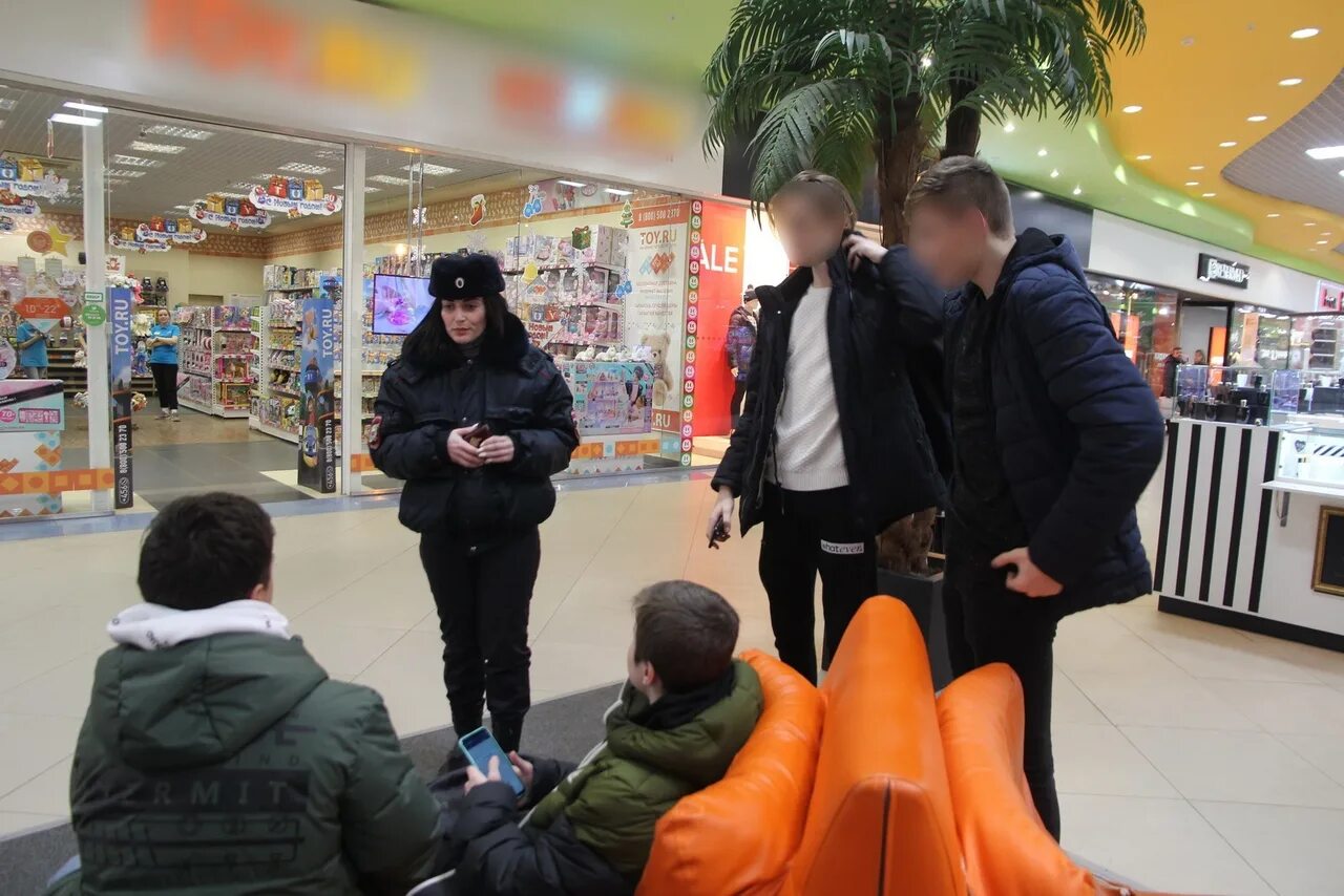 Торговый центр можно ли ходить. Подростки в торговом центре. подростки в тц. школьники в тц. дети в торговом центре.