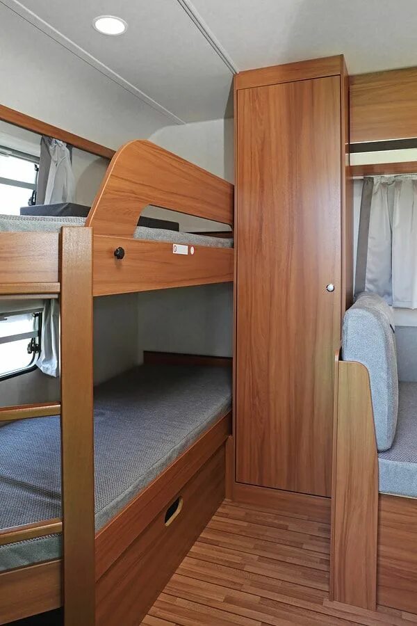 Автобус с прицепом кровати. 2 стороны кровати трейлер. Airstream classics 2020 — культовый автодом. Кровать со стеллажом. Кемпер раскладной автодом.
