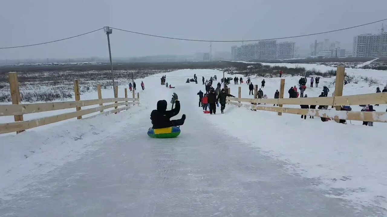 Горка в спутнике пенза 2022. Снежные горки в ульяновске. Большие горки ленинградская область. Набережная пензы зимой фото. Зимние горки пенза.