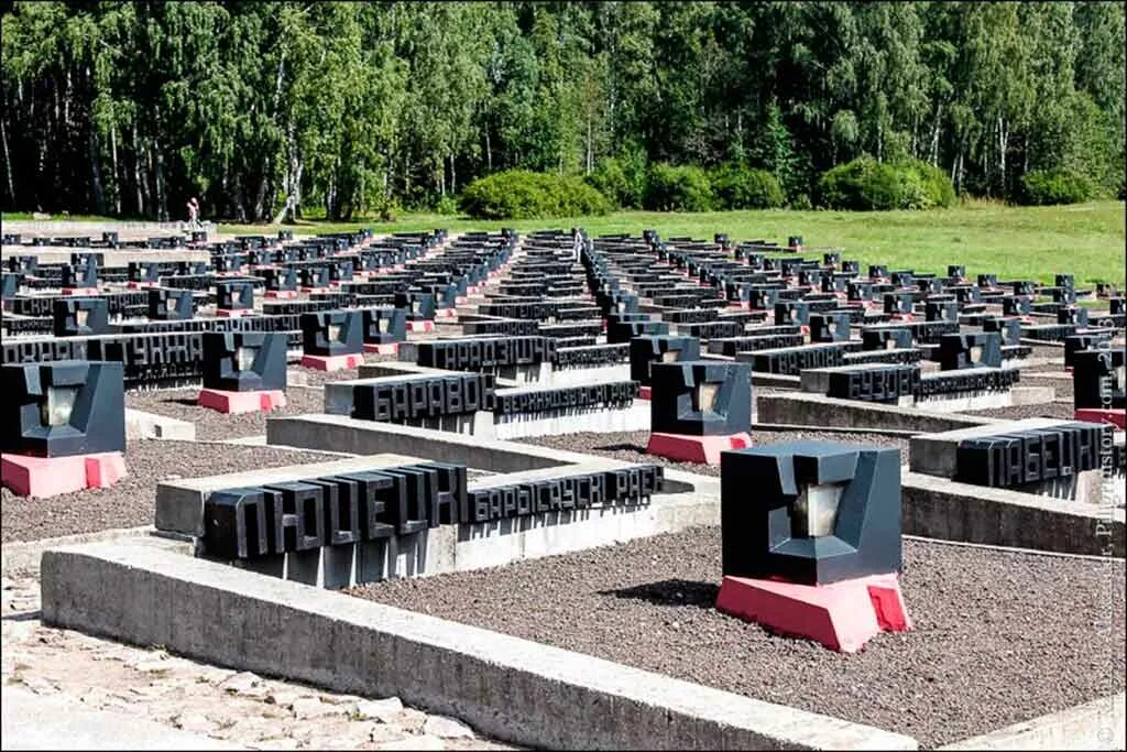 Хатынь в белоруссии. Деревня хатынь мемориальный комплекс. мемориальный комплекс в хатыни кладбище деревень. беларусь деревня хатынь. мемориал хатынь в белоруссии.