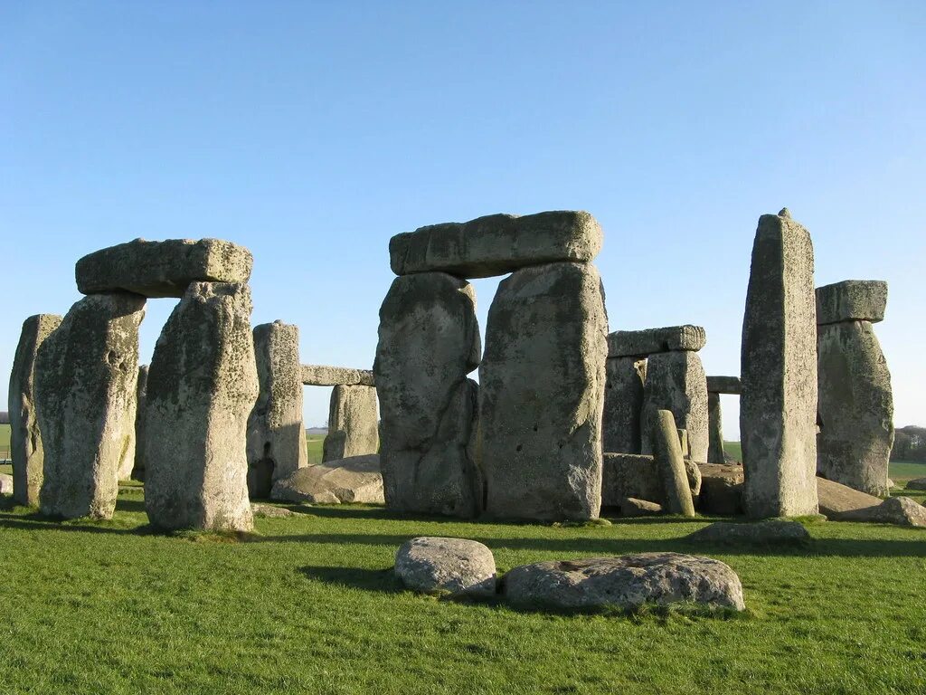 The famous stonehenge. Стоунхендж мегалиты Великобритании. Мегалиты Стоунхендж. Мегалитические могильники Британия. Стоунхендж раскопки.