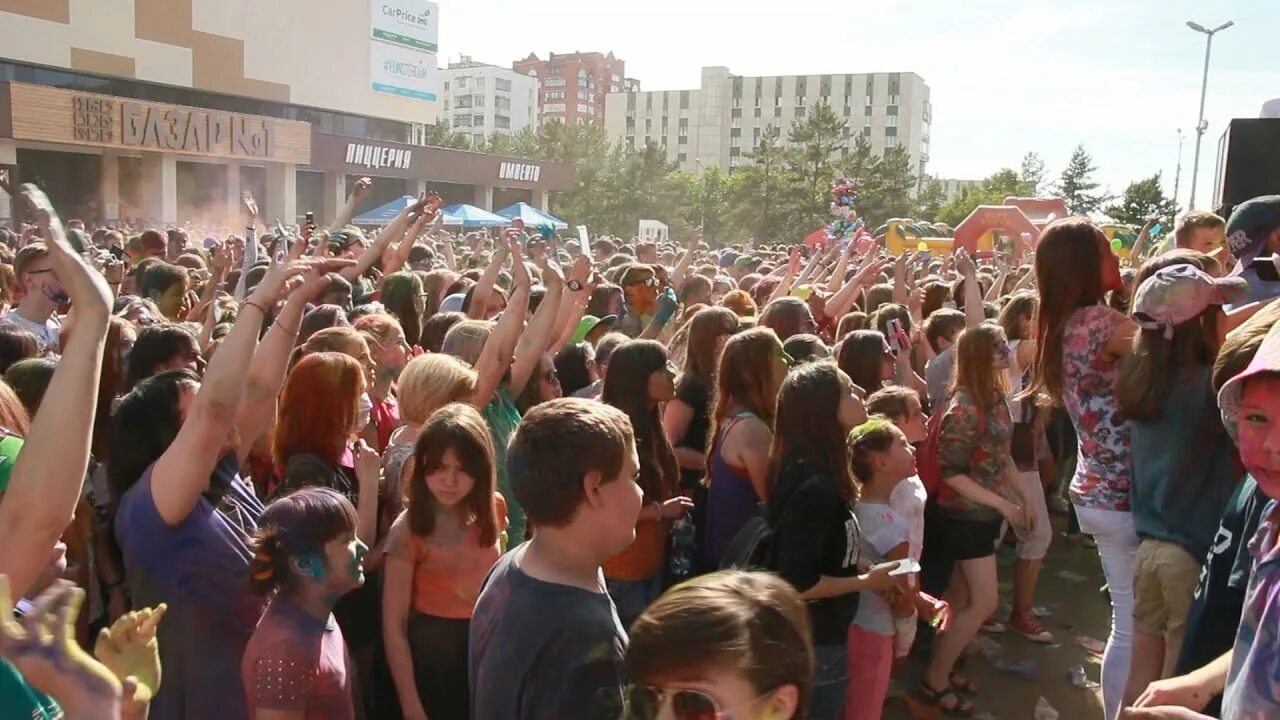 Жара песня видео. Фестиваль красок Казань. Dabro фестиваль. День красок в Уфе. Кваре группа на фестивале.