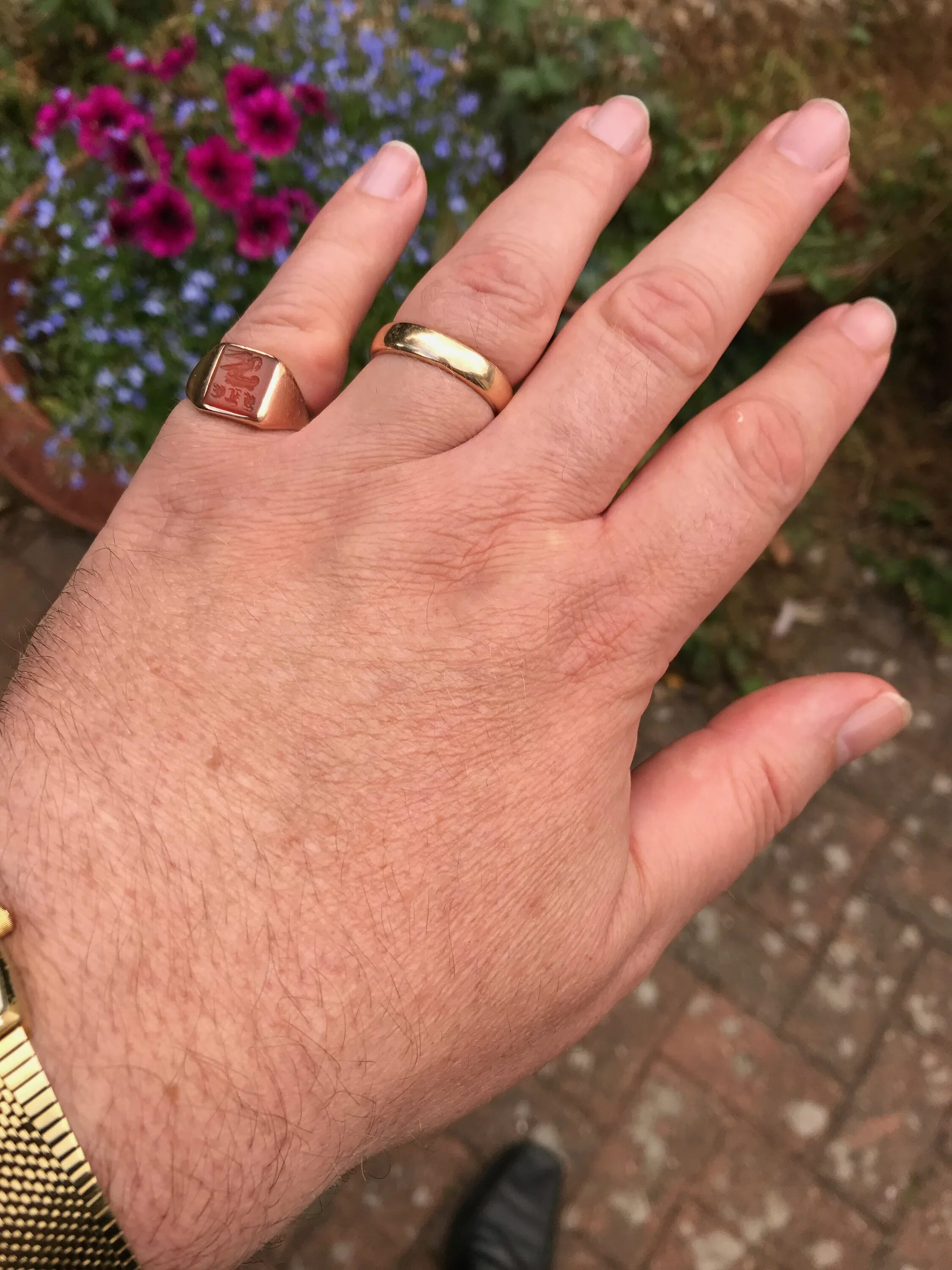 Серебряное кольцо на большой палец женское. Перстень на мизинце левой руки. Кольцо на большой палец мужское. Перстень на мизинце левой руки. Кольцо томаса шелби на мизинце.