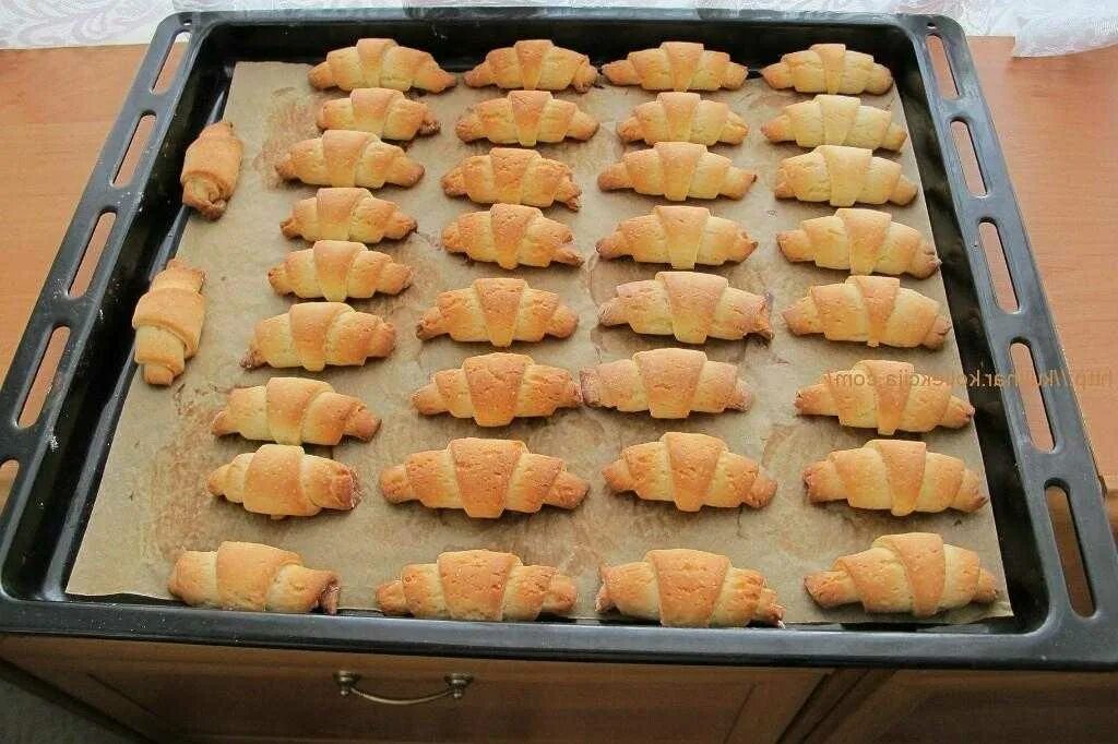 Форма для бисквита прямоугольная. Выпекаем на противне. Печенье на противне. Печенье на противне. Печеньки на противне.