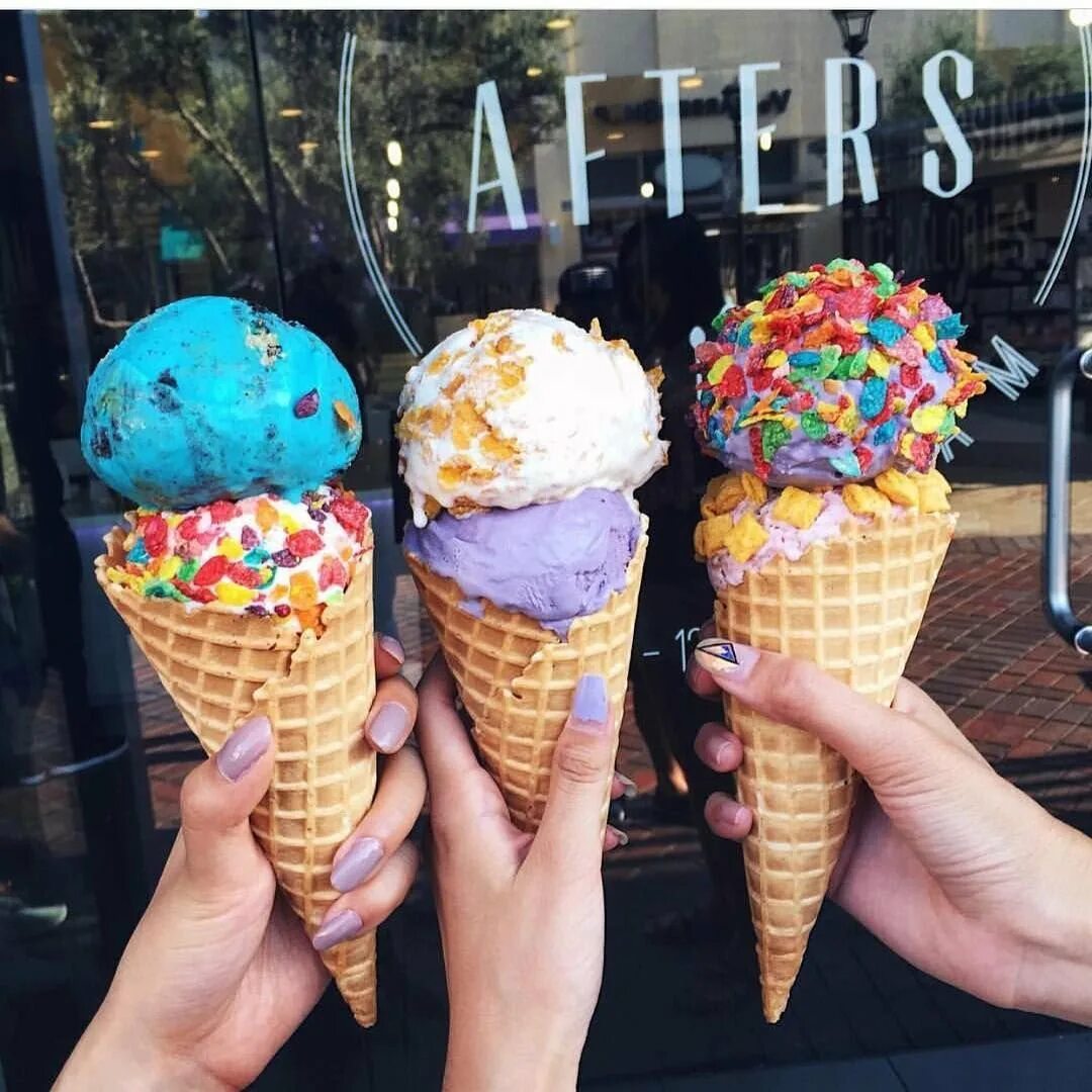 день рождения в стиле мороженого. торт мороженое. пирожное попс-кейк. мороженое в ведерке. красивые сладости.