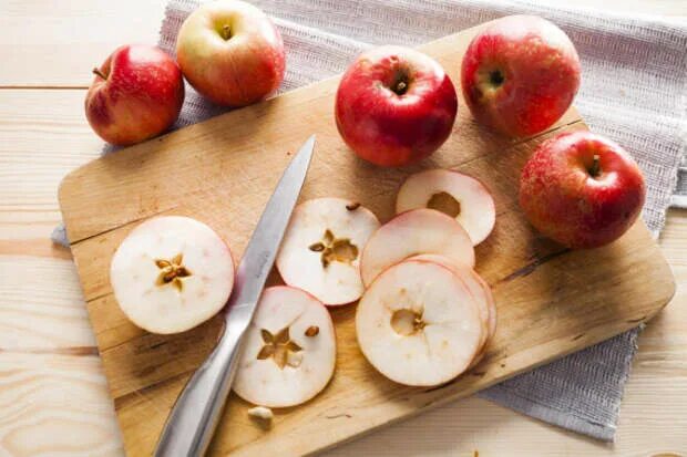 Влияет ли сорт яблок на засушивание. Яблочные чипсы. Фотообои разрезанные яблоки. Яблоко профессиональное. Столешница разрезанные яблоки.